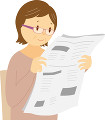 老眼鏡をかけて新聞を読む中高年女性