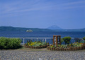 遊覧船の浮かぶ洞爺湖と羊蹄山