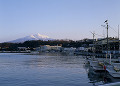 鰺ヶ沢漁港と岩木山