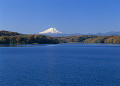 秋の狭山湖と富士山