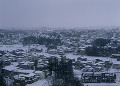 雪の上越市街の街並み