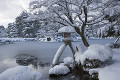 ことじ灯籠の雪景色