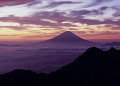 観音岳山頂から朝焼けの富士山