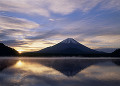 朝焼けの精進湖と富士山