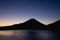朝焼けの本栖湖と富士山