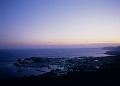 稲取港と町並みの夕景