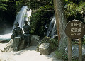 初景滝と「踊子と私」のブロンズ像