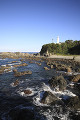 潮岬灯台と海岸の岩