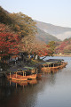 紅葉の嵐山と屋形船