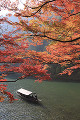 紅葉の嵐山と屋形船
