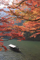 紅葉の嵐山と屋形船