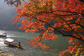 紅葉の嵐山と屋形船