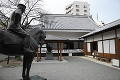 秋山兄弟生誕地 庭の銅像