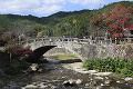 秋月目鏡橋と紅葉の町並み