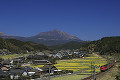 高千穂峰と特急きりしま