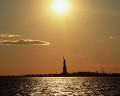 ニューヨーク 夕景 太陽 海 自由の女神 シルエット リバティ島