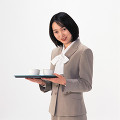 ０４３：人物  女性A   お茶を運ぶ