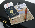 ０３２：ビジネス鞄とパスポート 地図 他