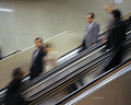 ０７０：エスカレータに乗る人達