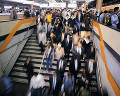 ０７２：駅の階段を降りる人達