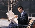 ０７５：ベンチで新聞を読む男性