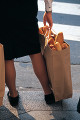 ００４：東京　　 銀座　　　　　　  パンを持つ女性