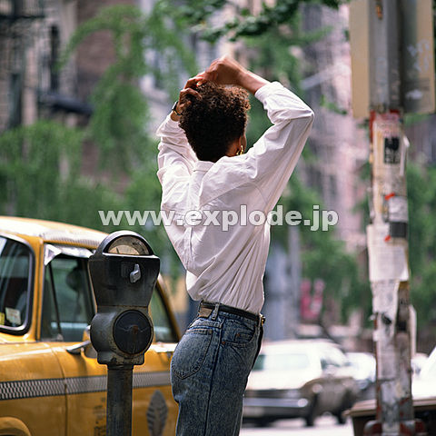 海外 北米 人物 街の風景 女性（外国） 後姿 車 タクシー パーキングメー