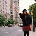 海外 北米 人物 街の風景 女性（外国） 帽子 手を上げる 道路 信号機 車 5