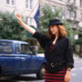 海外 北米 人物 街の風景 女性（外国） 帽子 手を上げる 道路 車 5番街メト