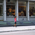 海外 北米 人物 街の風景 女性（外国） 帽子 衣料店前 マネキン 歩道 アメ