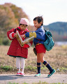 本 男の子 女の子 並んで歩く