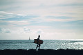 092： 海 岩場 男性（外国） ボード ヨット 水平線 空 雲