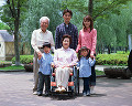 001：　3世代家族　祖父　祖母　父　母　男の子　女の子　車椅子