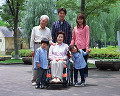 002：　3世代家族　祖父　祖母　父　母　男の子　女の子　車椅子