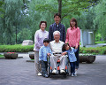003：　3世代家族　祖父　祖母　父　母　男の子　女の子　車椅子