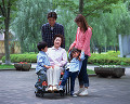 004：　3世代家族　祖母　父　母　男の子　女の子　車椅子
