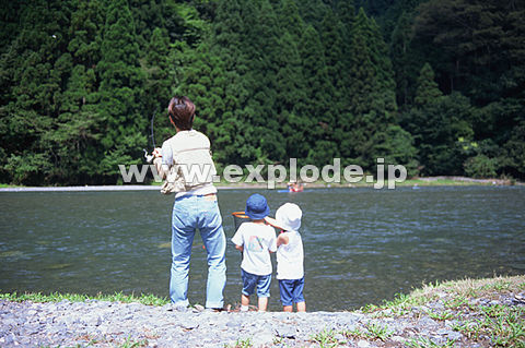 057：　親子　父　男の子　女の子　川　釣り