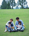 002：　親子　父　母　男の子　女の子　公園