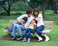 003：　親子　父　母　男の子　女の子　公園　ベンチ