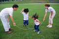 015：　親子　父　母　男の子　女の子　公園　縄跳び