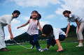 016：　親子　父　母　男の子　女の子　公園　縄跳び