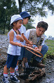 056：　親子　父　男の子　女の子　釣り