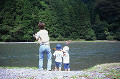 057：　親子　父　男の子　女の子　川　釣り