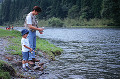 059：　親子　父　男の子　川　釣り