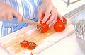 059：　女性　キッチン　手　包丁　まな板　トマト