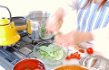 060：　女性　キッチン　手　野菜　鍋　ヤカン