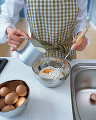 018：　女性　キッチン　ボウル　卵