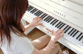 087：　女性　ピアノ