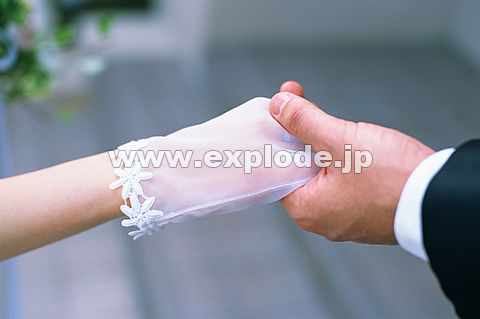 004：　カップル(花嫁・花婿)　つないだ手　手袋