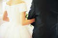 001：　カップル(花嫁・花婿)　組んだ腕　後ろ姿　ドレス　スーツ　背中